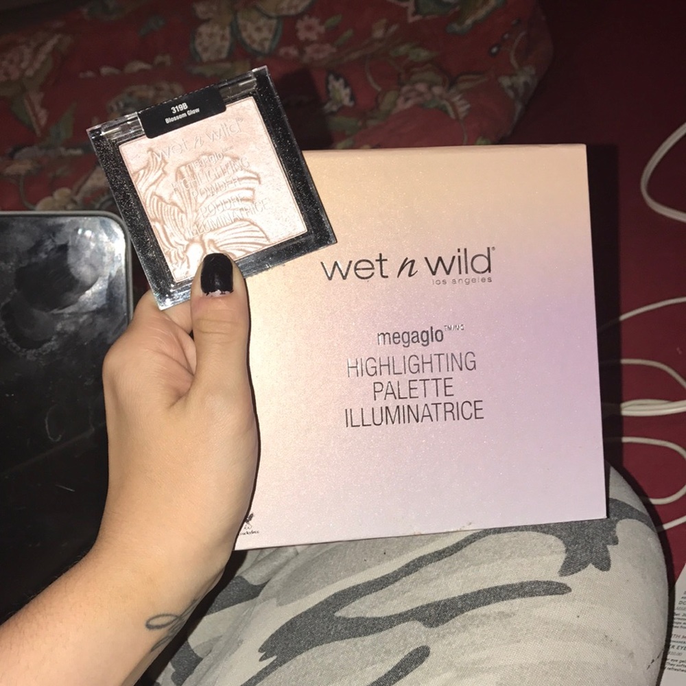 Wet n wild highlighting palette and highlighter